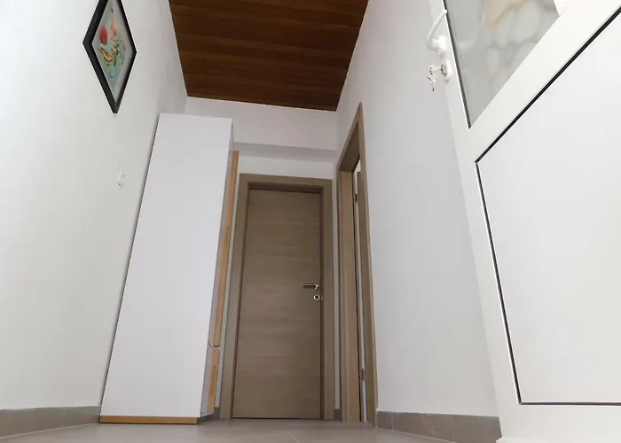 Jacky / Sea View * Μακάρσκα