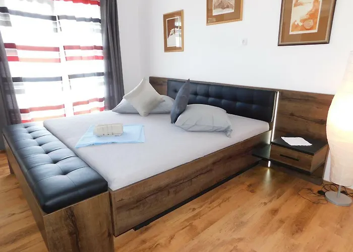 Jacky / Sea View * Μακάρσκα